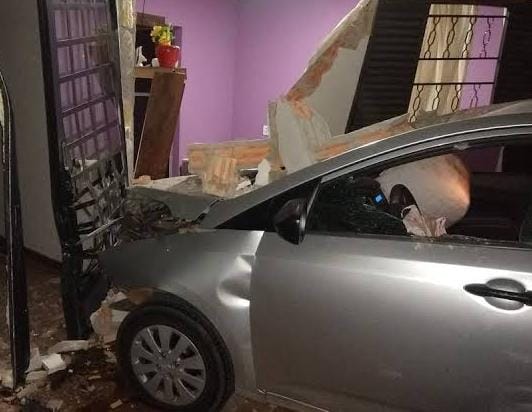 FURIOSA: Mulher descobre traição, destrói carro, residência e ataca marido a tesourada 