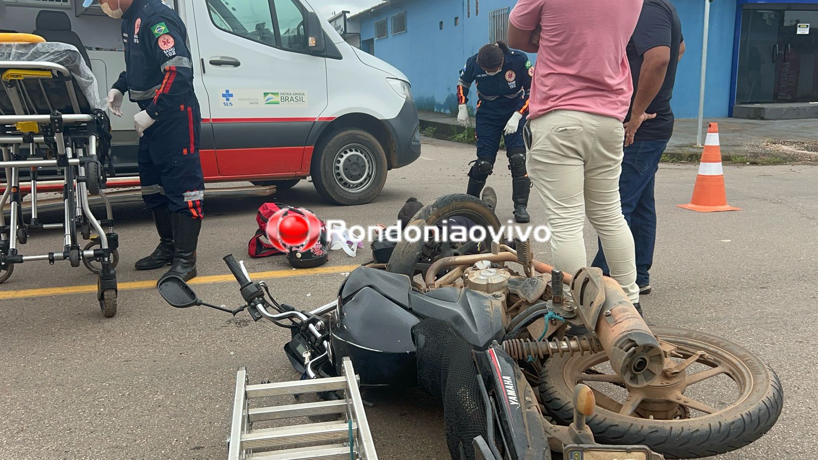 ASSISTA: Motociclista sofre ferimentos após motorista de Onix cruzar preferencial