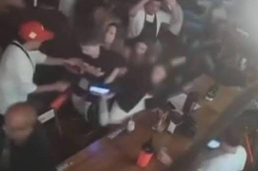 OUSADIA: Criminosos agridem vítimas e fazem arrastão em bar na frente da Marinha