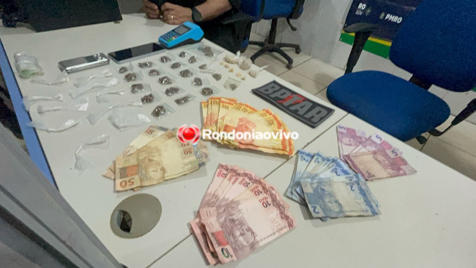 FACHADA: PM flagra adolescente vendendo droga para apenado em distribuidora 