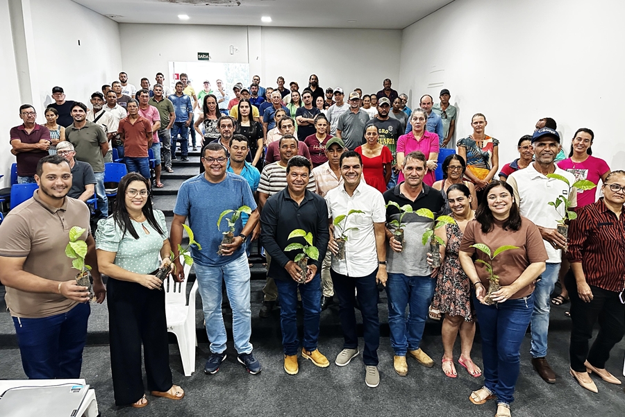 CÁSSIO GOIS: Deputado entrega 165 mil mudas de café em Ministro Andreazza 