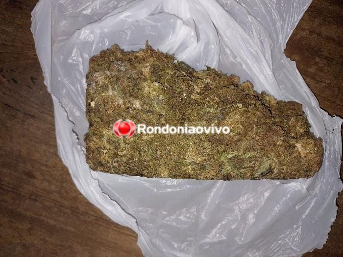 'AGNO DO CV': BPTAR apreende tablete de droga no telhado após acusado sair correndo 