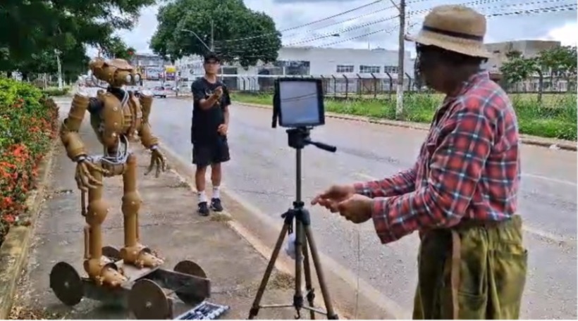 ROBÔ EM AÇÃO: O cineasta e ator Jair Rangel grava novo filme do Pistolino e o robô Dip