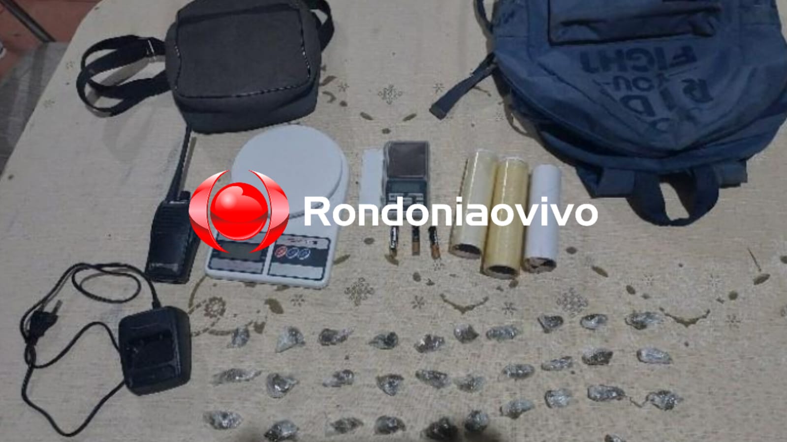 NO TELHADO: Idoso encontra drogas e rádio HT após ver drone sobrevoando residência 