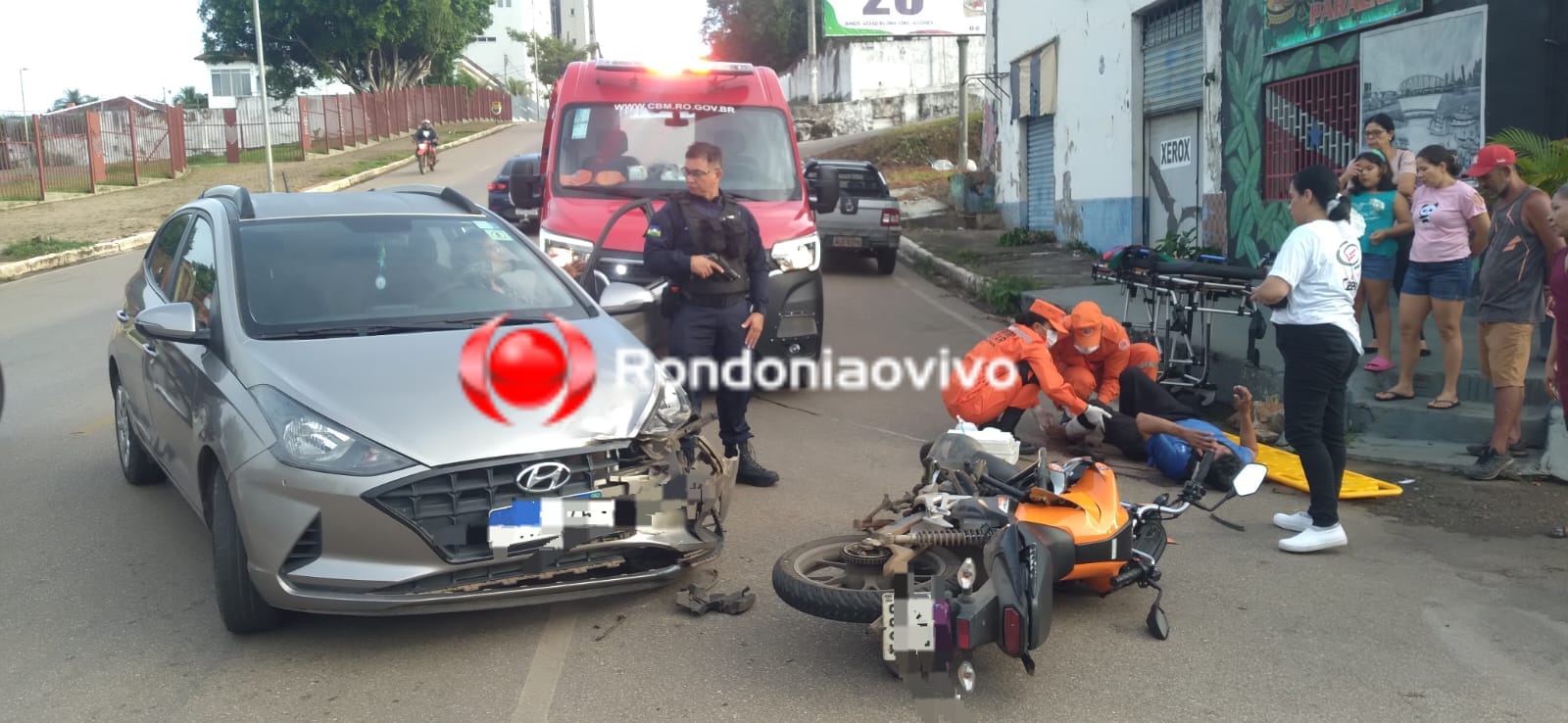 NO CENTRO: Motociclista sofre grave fratura exposta após colisão com carro