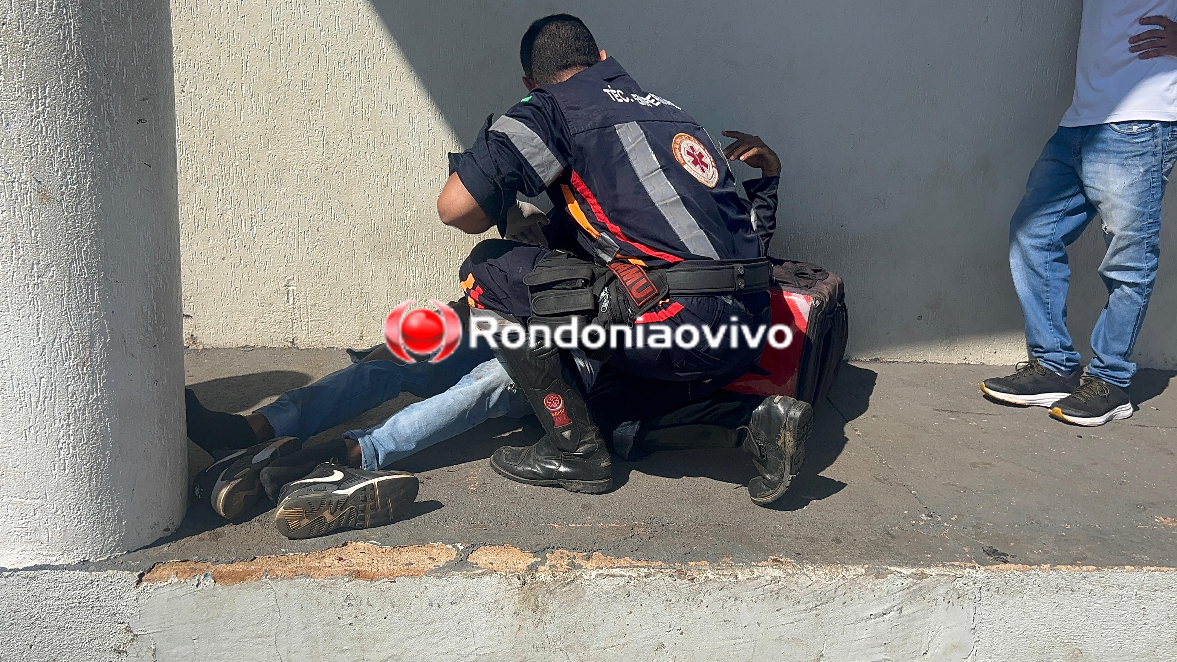 ASSISTA: Motoboy vai parar na calçada em grave acidente na Farquar