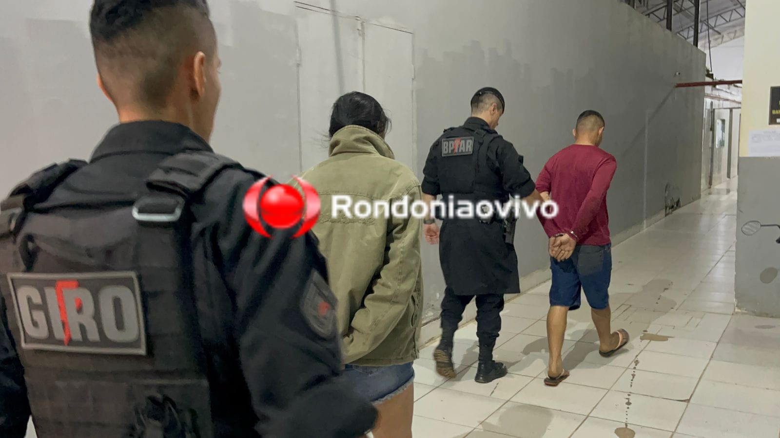 INTERCEPTADO: Casal em moto é flagrado com arma e munições na zona Leste 