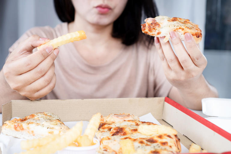 É BOM, MAS ENGORDA: Algumas estratégias para parar de comer compulsivamente à noite 