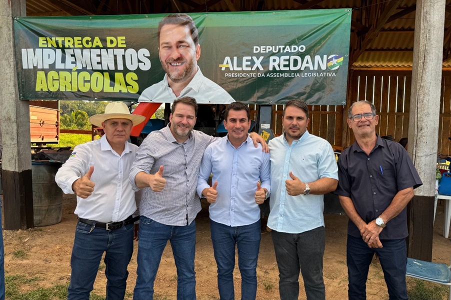 ALEX REDANO: Dep. entrega implementos agrícolas para a Associação Canachoeira em Ariquemes