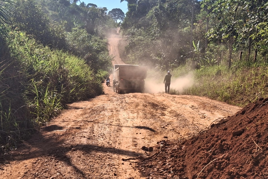 JÚNIOR QUEIROZ: Comunidade Terra Santa recebe melhorias em infraestrutura rural 