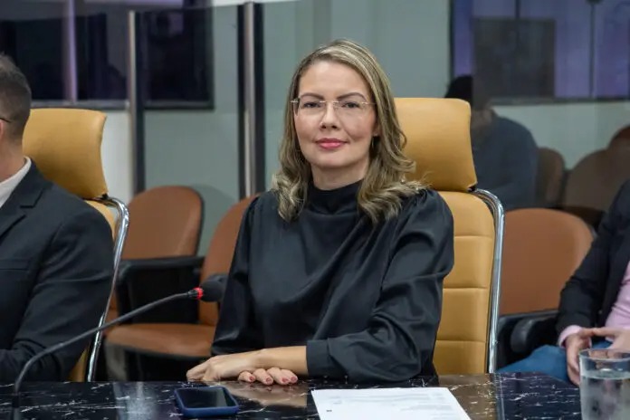 SOFIA ANDRADE: Vereadora quer regras mais duras para homenagens públicas e propõe limite 