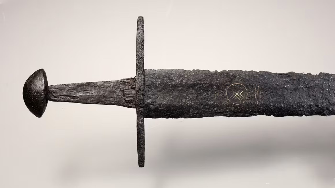 ANTIGUIDADE: Espada milenar com símbolos espirituais é encontrada em rio    