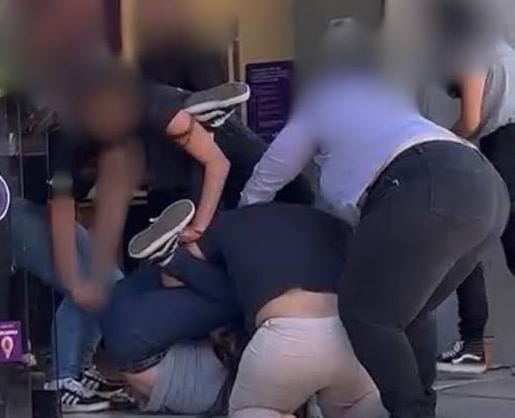 COVARDIA: Jovem é preso após invadir loja e atacar ex-mulher na Jatuarana