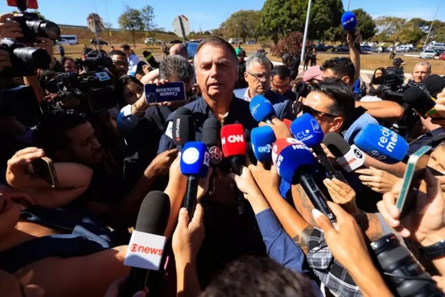 'ESTOU SURPRESO': Bolsonaro diz que vai perguntar a Michelle se o pen drive é dela