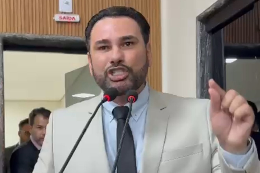 SUPOSTO ÁUDIO VAZADO: Dr. Santana confronta Marcos Combate por flertar com sua filha menor de idade