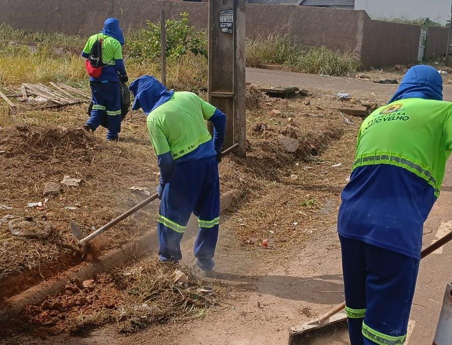 JÚNIOR QUEIROZ: SEMUSB realiza serviços de limpeza na Av. Mamoré e ruas do bairro Aponiã