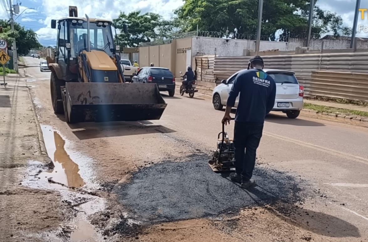 NA CAMPO SALES:  Prefeitura faz tapa-buracos a pedido do vereador Dr Junior Queiroz