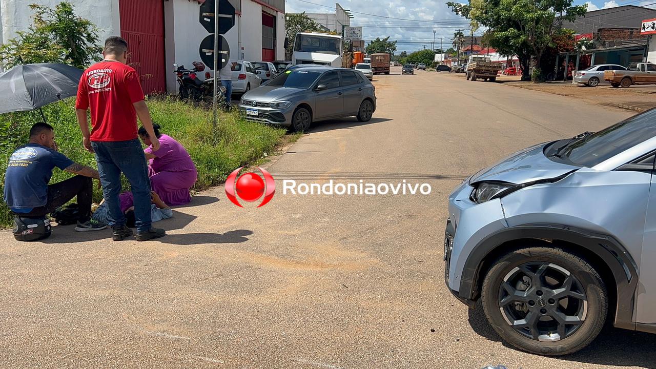 URGENTE: Mulher em moto avança cruzamento e sofre grave acidente