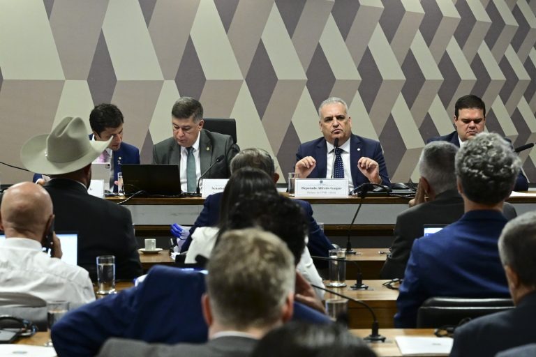 CPMI DO INSS: Governistas ameaçam incluir Flávio Bolsonaro em relatório alternativo 