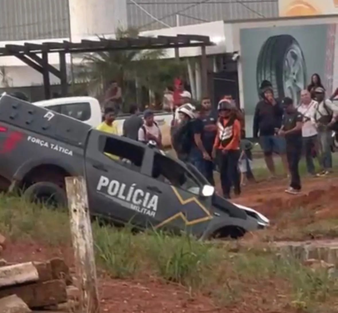 PERDEU O CONTROLE: Viatura da PM cai em vala durante perseguição; Suspeito foi preso