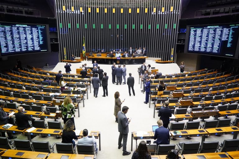 CICLO ELEITORAL: Janela partidária redefine forças na Câmara e expõe perdas e ganhos