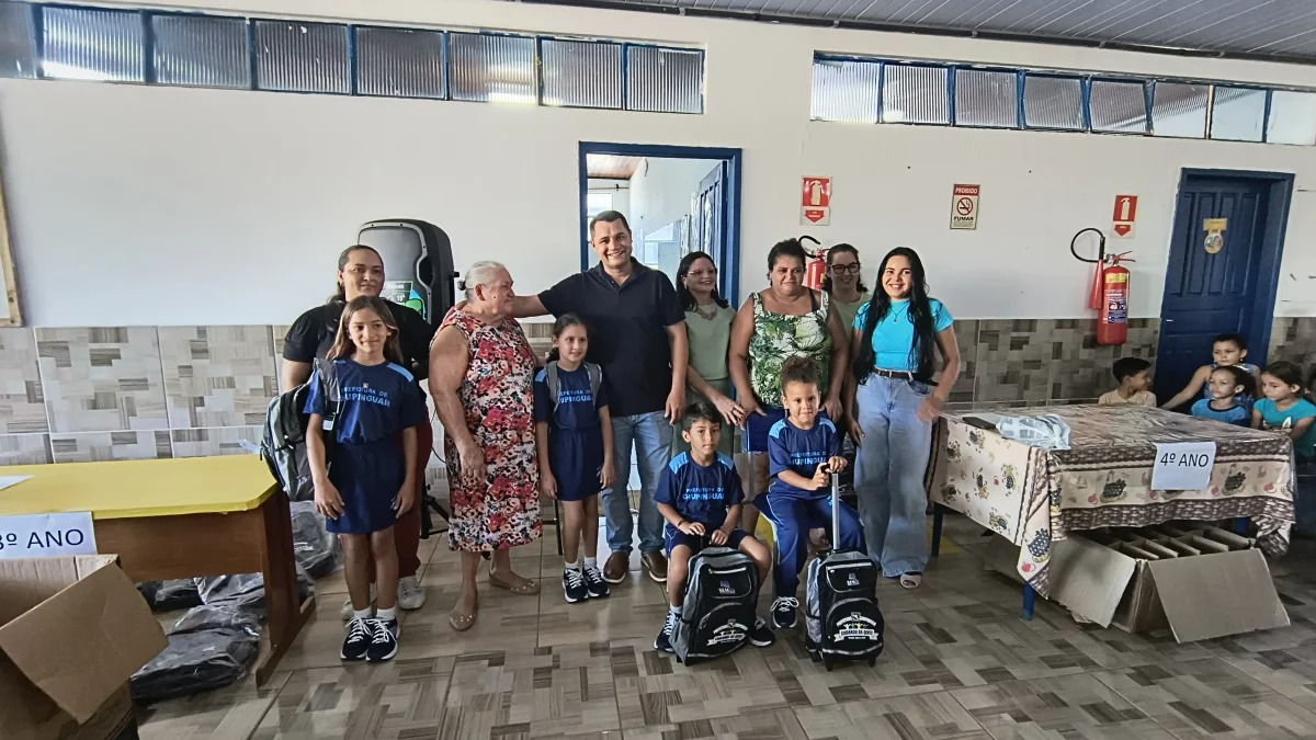  INCENTIVO À EDUCAÇÃO: Alunos da rede municipal recebem uniformes completos em distritos de Chupinguaia