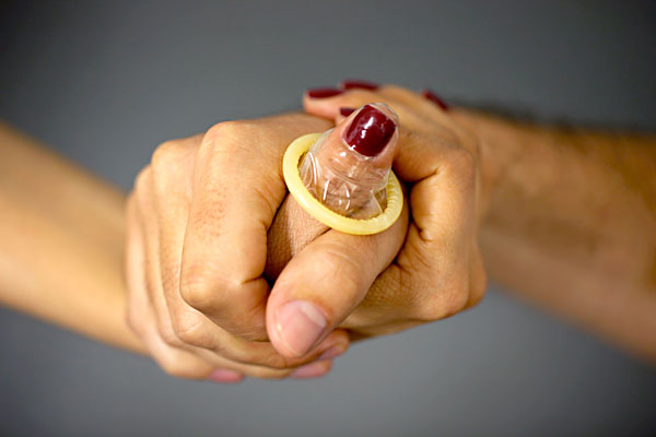 FETICHE: Esposa é agredida ao recusar fazer 'fio terra' no marido