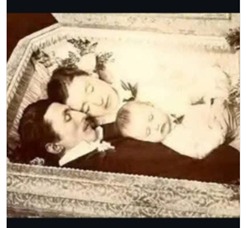 TRAGÉDIA FAMILIAR: Foto antiga revela um velório com três pessoas em um caixão