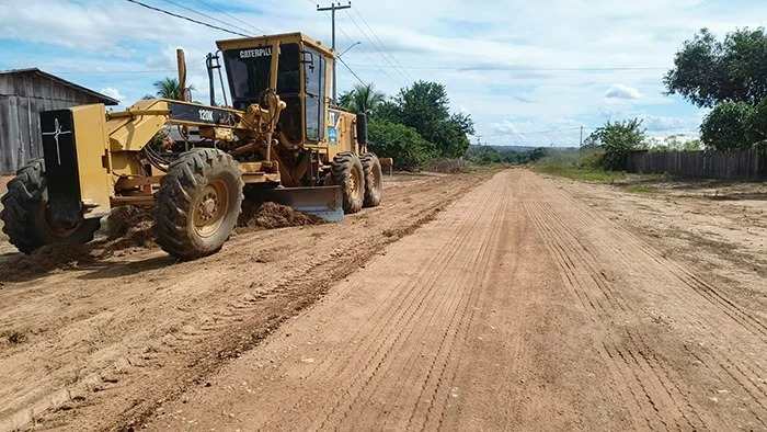EM CHUPINGUAIA: Prefeitura intensifica limpeza e patrolamento em ruas do distrito de Novo Plano