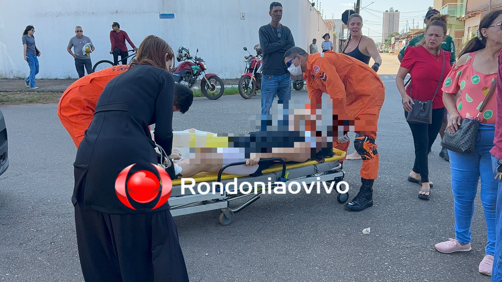 URGENTE: Moto empina durante subida em ladeira e mulher sofre grave acidente
