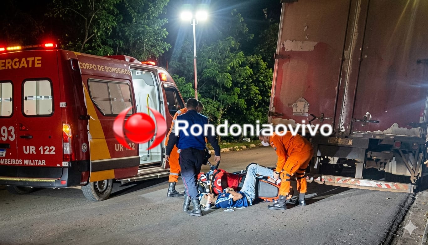 GRAVE: ​Motociclista fica ferido ao colidir em caminhão estacionado