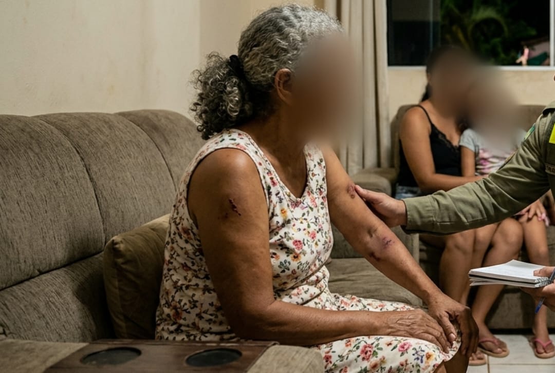 DESCONTROLADO: Marido bêbado chega em casa destruindo tudo e espanca esposa idosa
