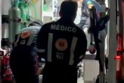SAMU ACIONADO: Homem é espancado por revirar lixo e desmaia na frente de delegacia