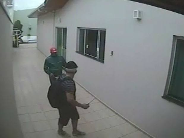 TENSÃO: Mãe e filhos são mantidos reféns durante assalto em residência