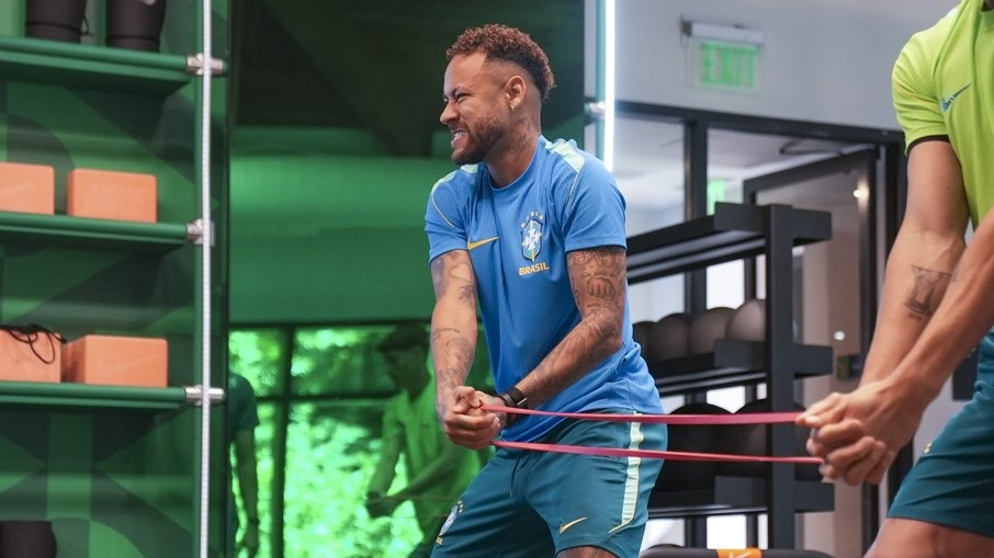 VAI JOGAR?: Neymar treina em campo às vésperas do duelo contra o Haiti