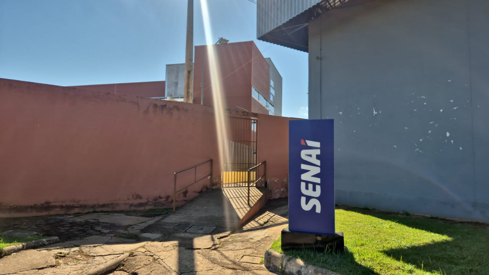NA BALA: Criminoso é recebido a tiros após invadir prédio do Sesi em Porto Velho
