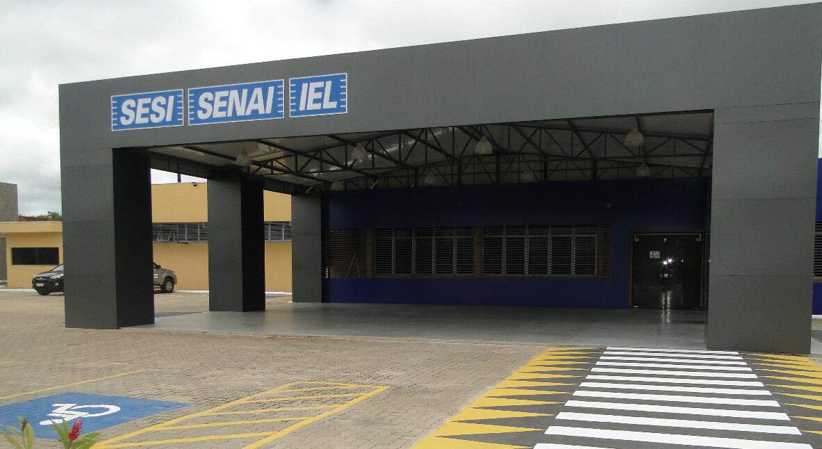 NA BALA: Criminoso é recebido a tiros após invadir prédio do Sesi em Porto Velho