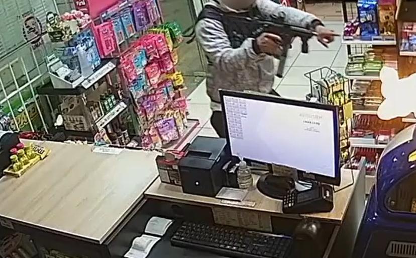 ARRASTÃO:  Bandidos com submetralhadora assaltam mais um comércio na zona Sul