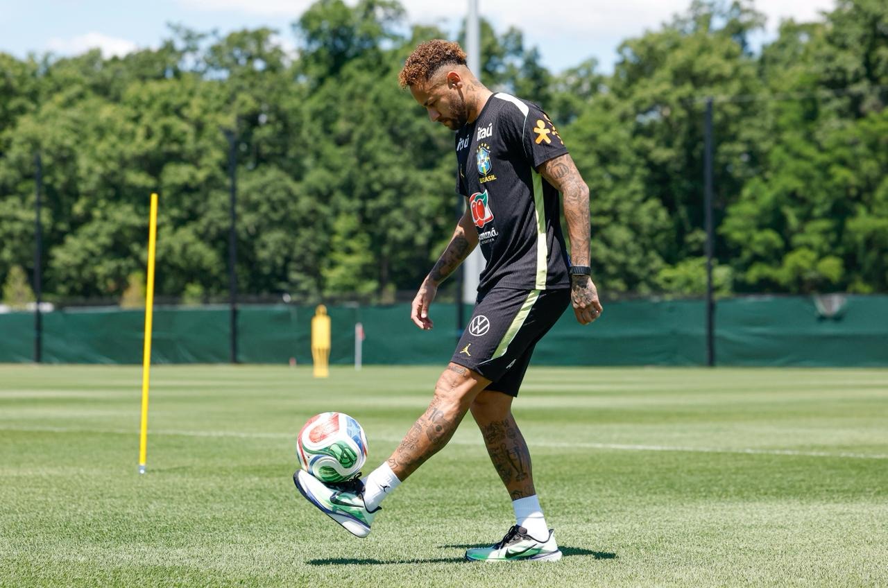 VAI JOGAR?: Neymar evolui na recuperação e volta a trabalhar com bola nos EUA