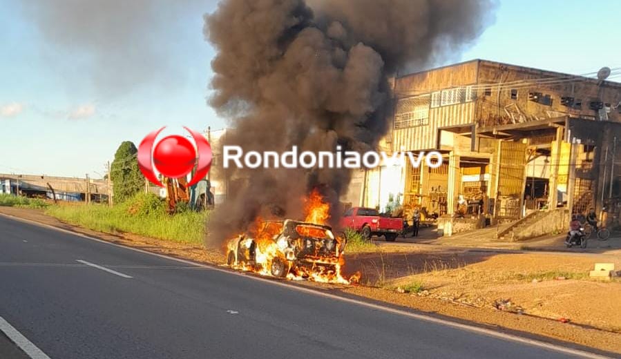 URGENTE: Carro T-Cross é destruído por incêndio na BR-364 em Porto Velho
