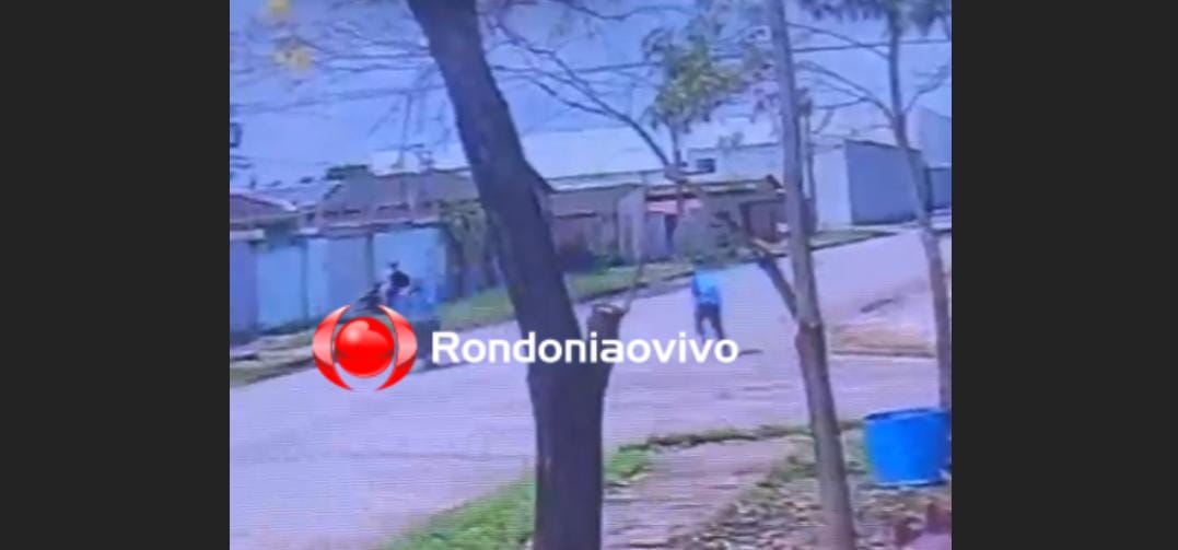 VÍDEO: Câmera registra assaltante disfarçado de operário roubando moto de mulher