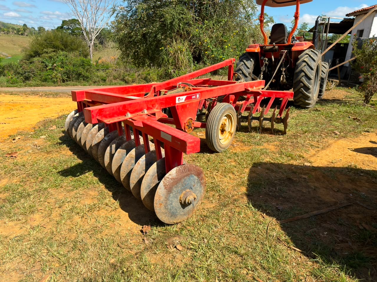 ALAN QUEIROZ: Deputado entrega grade aradora para fortalecer a agricultura familiar de Buritis