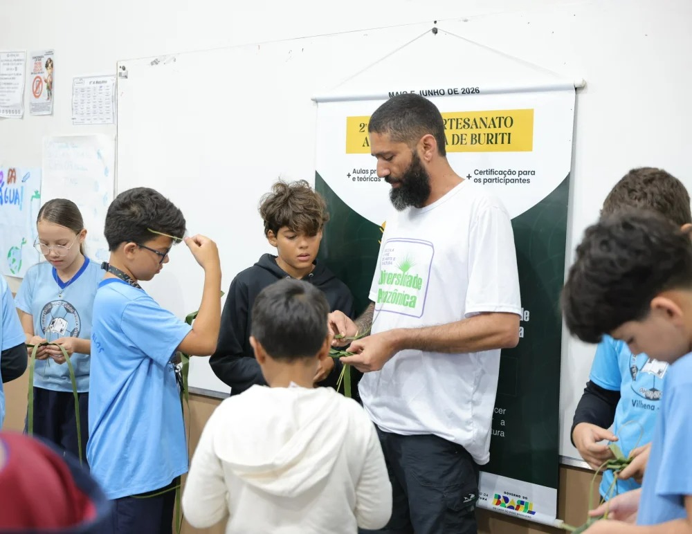  OFICINA GRATUITA: Escola Livre capacita mais de 50 alunos em artesanato com palha de buriti