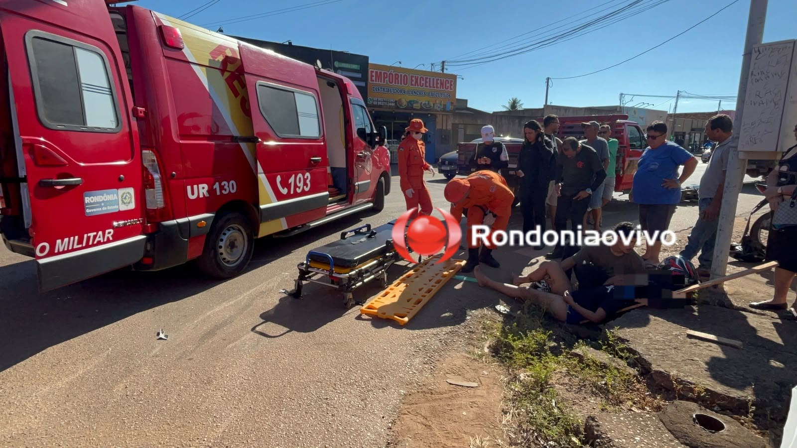 URGENTE: Passageira de moto cai em bueiro após caminhonete avançar sinal - VIDEO 