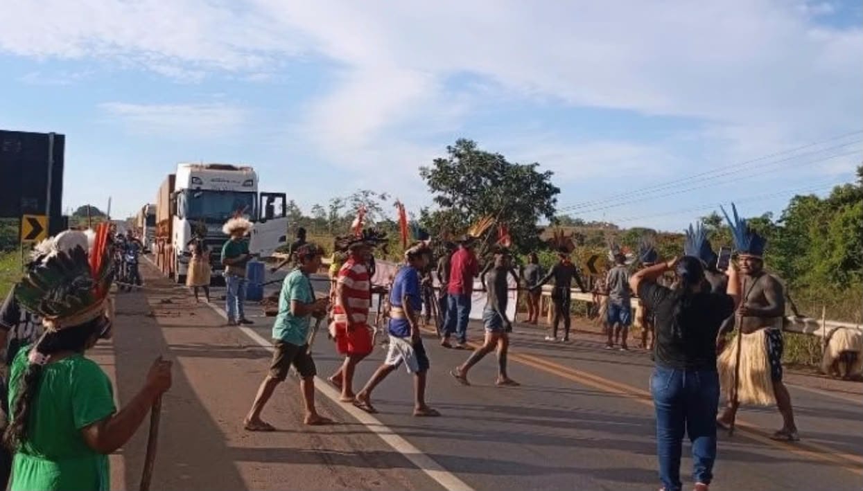 MANIFESTAÇÃO: Indígenas bloqueiam a BR-364 para exigir melhorias na saúde