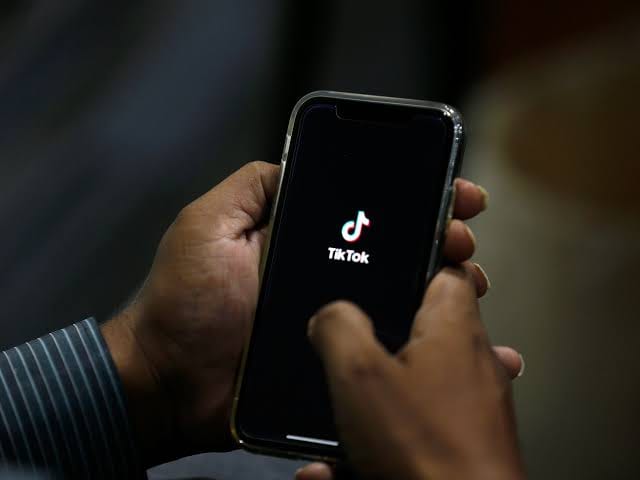 'TIKTOK NÃO': Mulher é agredida após apagar aplicativo no celular do marido