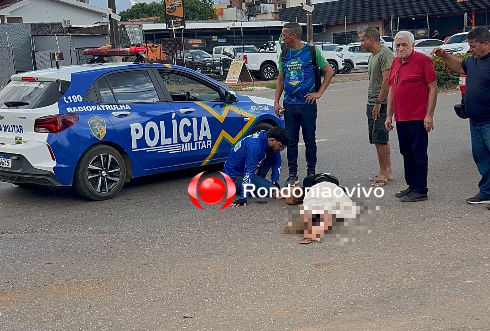 VÍDEO: Mulher fica ferida após acidente entre moto e carro