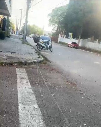 LEVOU TUDO: Caminhão com carga alta rompe redes e deixa rastro de destruição em Porto Velho