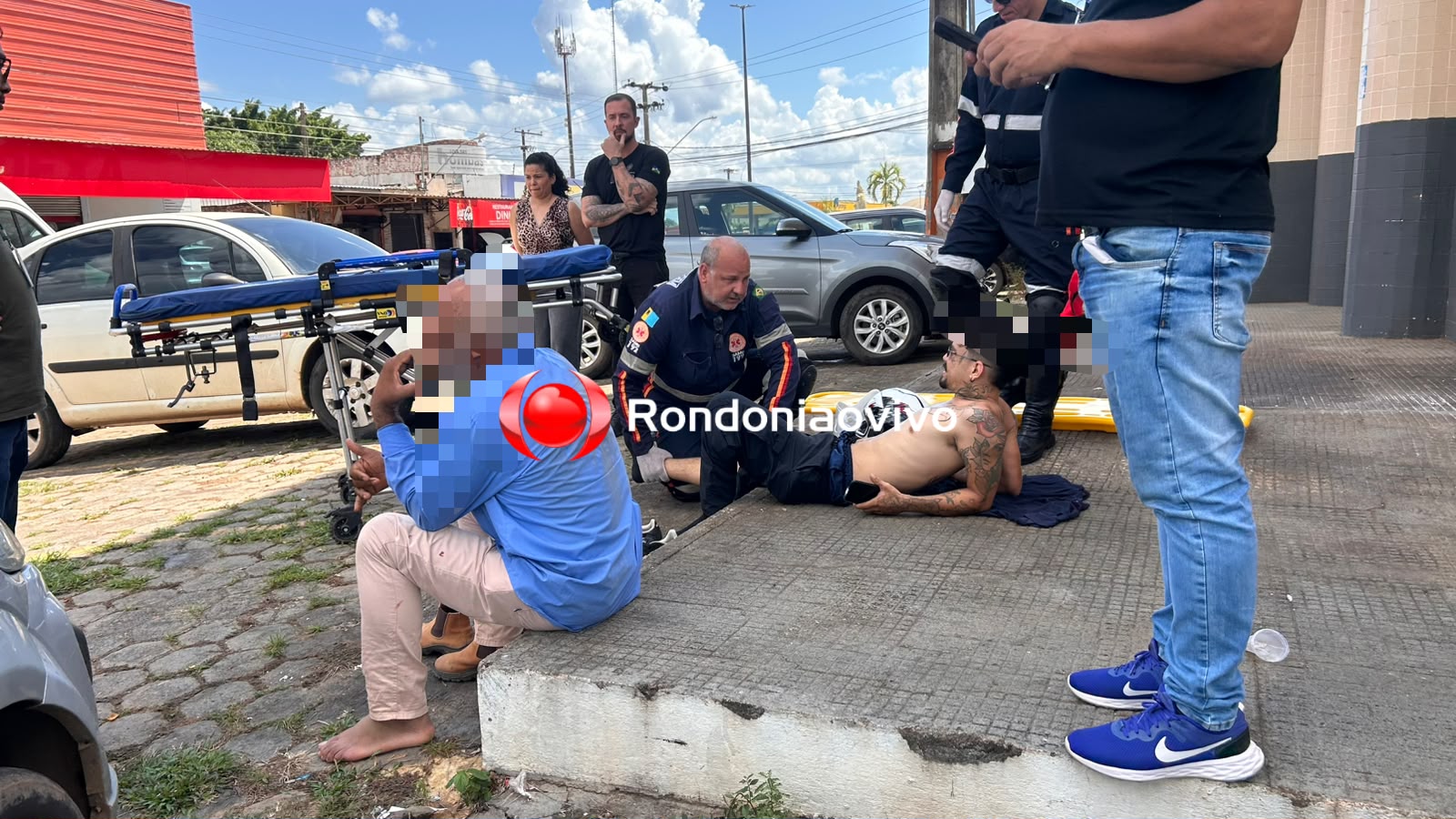 URGENTE: Duas pessoas sofrem ferimentos após batida envolvendo motos e carro