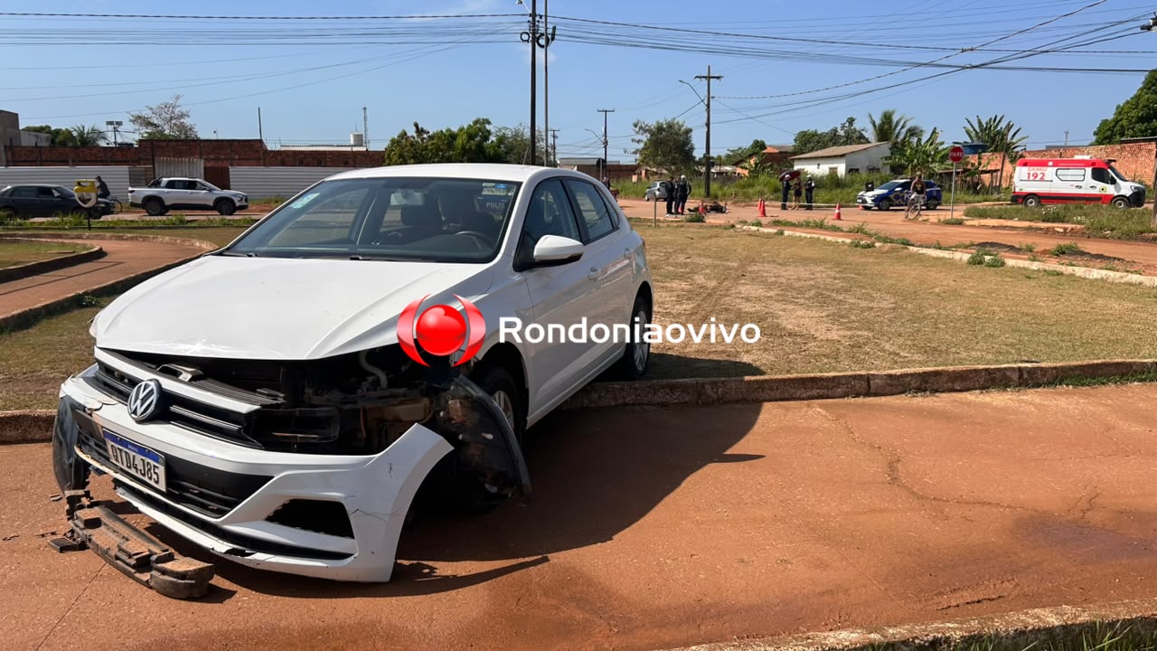 URGENTE: Carro invade praça após atropelar gravemente motociclista